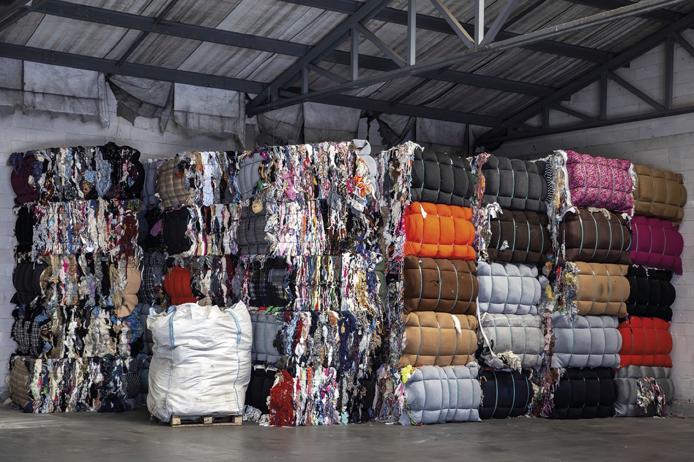 Commercial premises clearance in Barcelona. Furniture removal, dismantling and fast waste management.